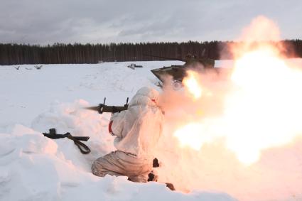 Рязанская область. Учения 106-й гвардейской Воздушно-десантной Краснознаменной ордена Кутузова дивизии. На заднем плане -  БМД-2 (боевая машина десанта).