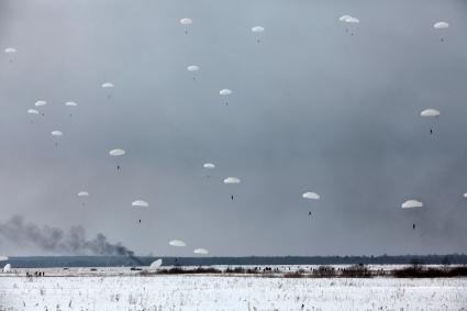 Рязанская область. Десантирование военнослужащих 106-й гвардейской Воздушно-десантной Краснознаменной ордена Кутузова дивизии на учениях Воздушно-десантных войск