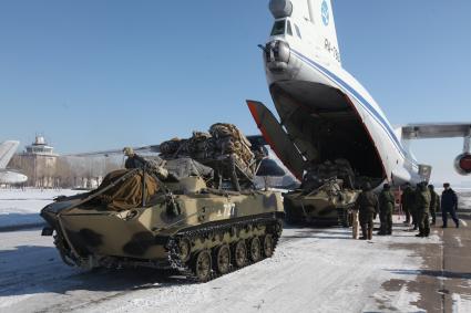 Рязанская область. Загрузка БМД-2 (боевой машины десанта) в военно-транспортный самолет ИЛ-76 перед началом учений 106-й гвардейской Воздушно-десантной Краснознаменной ордена Кутузова дивизии.