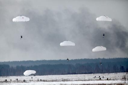 Рязанская область. Десантирование военнослужащих 106-й гвардейской Воздушно-десантной Краснознаменной ордена Кутузова дивизии на учениях Воздушно-десантных войск