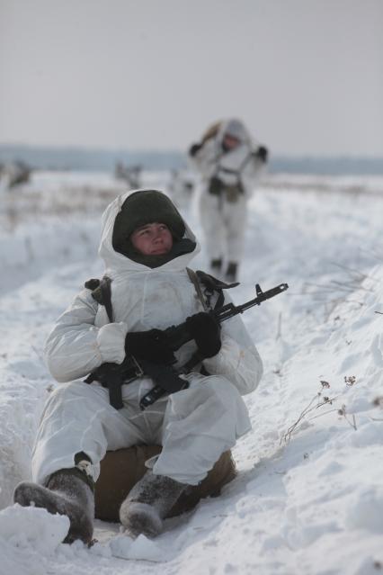 Рязанская область. Военнослужащий 106-й гвардейской Воздушно-десантной Краснознаменной ордена Кутузова дивизии  после приземления.