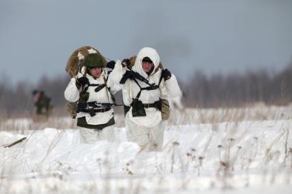 Рязанская область. Военнослужащие 106-й гвардейской Воздушно-десантной Краснознаменной ордена Кутузова дивизии  после приземления.