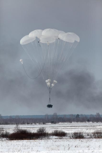 Рязанская область. Десантирование боевой техники на учениях 106-й дивизии Воздушно-десантных войск.