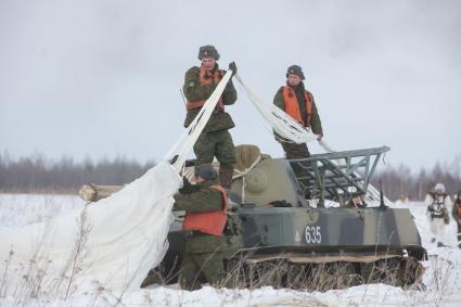 Рязанская область. Военнослужащие 106-й гвардейской Воздушно-десантной Краснознаменной ордена Кутузова дивизии   убирают парашют с самоходного артиллерийского орудия `НОНА` после его приземления.