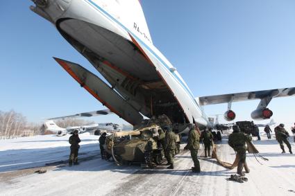 Рязанская область. Загрузка самоходного артиллерийского орудия `НОНА`  в военно-транспортный самолет ИЛ-76 перед началом учений 106-й гвардейской Воздушно-десантной Краснознаменной ордена Кутузова дивизии.