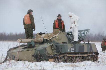 Рязанская область. Военнослужащие 106-й гвардейской Воздушно-десантной Краснознаменной ордена Кутузова дивизии   убирают парашют с самоходного артиллерийского орудия `НОНА` после его приземления.