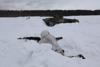 Рязанская область. Учения 106-й гвардейской Воздушно-десантной Краснознаменной ордена Кутузова дивизии. На заднем плане -  БМД-2 (боевая машина десанта).