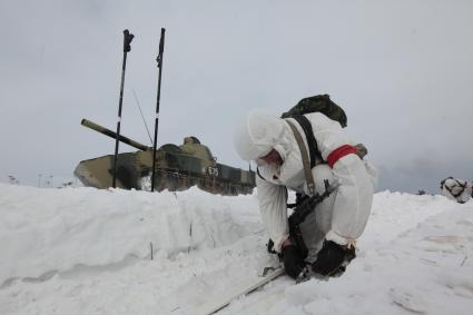 Рязанская область. Военнослужащий 106-й гвардейской Воздушно-десантной Краснознаменной ордена Кутузова дивизии  на учениях. На заднем плане - самоходное артиллерийское орудие `НОНА`.