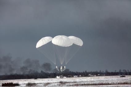 Рязанская область. Десантирование боевой техники на учениях 106-й дивизии Воздушно-десантных войск.