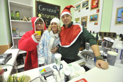 Москва. Корреспонденты `Комсомольской правды` Валерий Рукобратский (слева) и Евгений Беляков в новогодних костюмах в своей кофейне, открытой по франшизе Lucky Day.