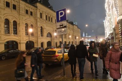Москва. Зона платной парковки на улице Ильинка с новым тарифом - 200 рублей в час, принятым со 2 декабря 2016 года.