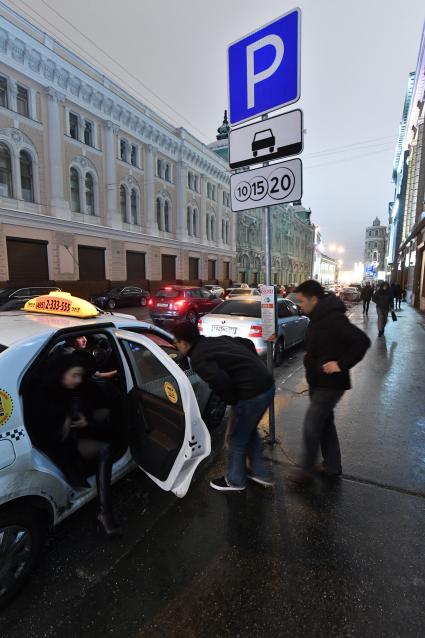 Москва. Зона платной парковки  на улице Ильинка с новым тарифом - 200 рублей в час, принятым со 2 декабря 2016 года.