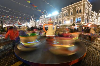 Москва.   Карусель на Красной площади, где проходит новогодняя ГУМ-ярмарка.