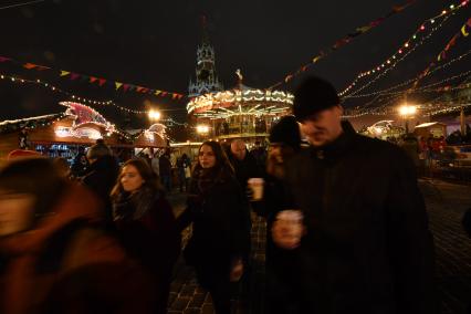 Москва.  Посетители  на Красной площади, где проходит новогодняя ГУМ-ярмарка.