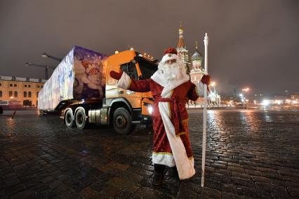 Москва. Дед Мороз  возле специального автопоезда с главной  Новогодней елкой России.