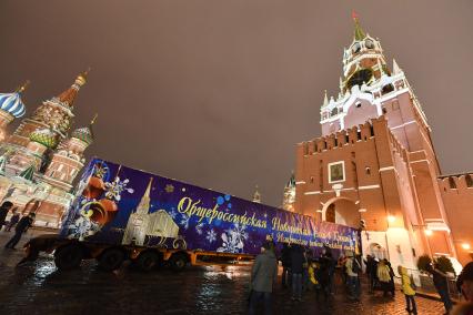 Москва.  Специальный автопоезд с главной  Новогодней елкой России въезжает через ворота Спасской башни на территорию московского Кремля.