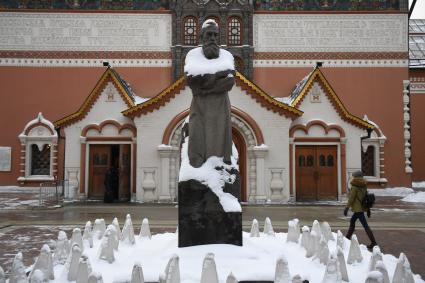 Москва.   Памятник Павлу Третьякову перед зданием Третьяковской галереи.