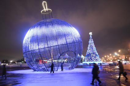 Москва.   Световая инсталляция на Поклонной горе в рамках фестиваля `Рождественский свет`.