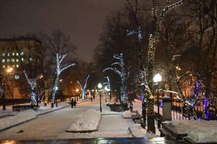 Москва.   Новогоднее оформление бульвара  в рамках фестиваля `Рождественский свет`.