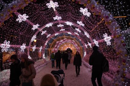 Москва.   Световая инсталляция на Тверском бульваре  в рамках фестиваля `Рождественский свет`.