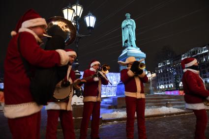 Москва.  Выступление уличных музыкантов  в новогодних костюмах на Пушкинской площади в рамках фестиваля `Рождественский свет`.