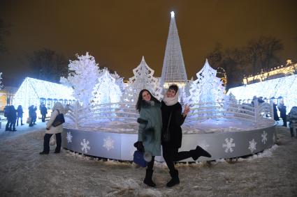 Москва.  Новогодняя инсталляция  на Пушкинской площади в рамках фестиваля `Рождественский свет`.