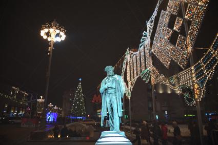 Москва.   Световая инсталляция на Пушкинской площади  в рамках фестиваля `Рождественский свет`.