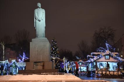 Москва.   Ярмарка `Путешествие в Рождество` на площади Никитских Ворот у памятника Клименту Тимирязеву в рамках фестиваля `Рождественский свет`.