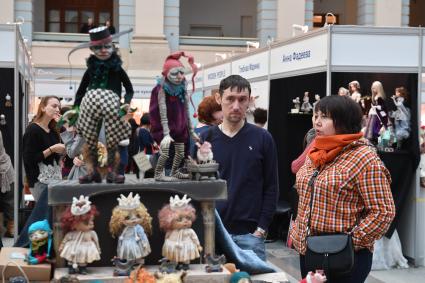 Москва.   Куклы на VII Московской международной выставке `Искусство куклы` в Гостином дворе.