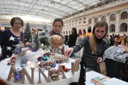 Москва.  Посетительницы на VII Московской международной выставке `Искусство куклы` в Гостином дворе.