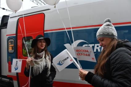 Москва.   Перед отправлением нового международного поезда  # 13  Москва-Берлин `Стриж`.