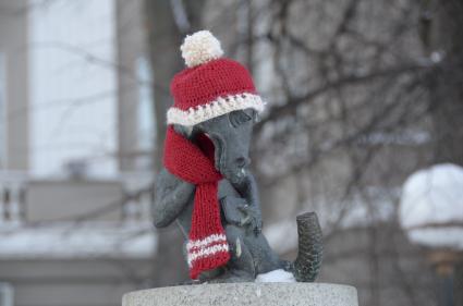 Тула. На  памятник`студенческому хвосту`у Тульского Государственного университета одели вязанные шапку и шарф.