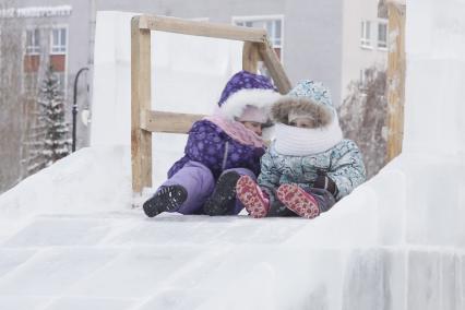 Барнаул. Дети катаются на ледяной горке.