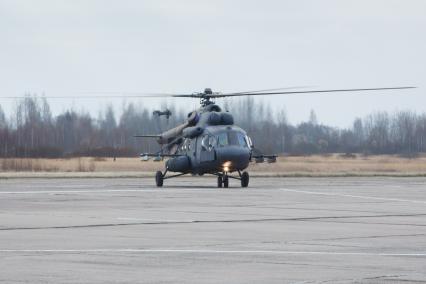 Вертолетные учения ЗВО ( западный военный округ ). На снимке: боевой вертолет Ми-8Н `Ночной охотник`