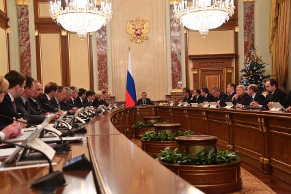 Москва.   Председатель правительства РФ Дмитрий Медведев (в центре)  проводит заседание кабинета министров РФ в Доме правительства РФ.