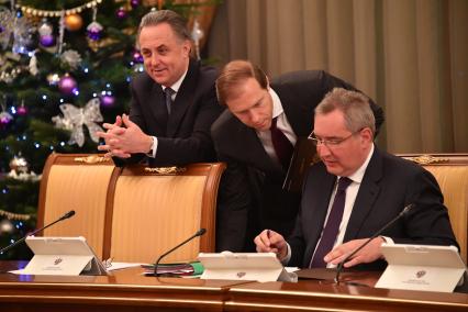 Москва. Заместитель председателя правительства РФ Виталий Мутко, министр промышленности и торговли РФ Денис Мантуров и вице-премьер РФ Дмитрий Рогозин (слева направо) перед заседанием кабинета министров РФ в Доме правительства РФ.