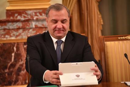 Москва. Глава МЧС России Владимир Пучков перед заседанием кабинета министров РФ в Доме правительства РФ.
