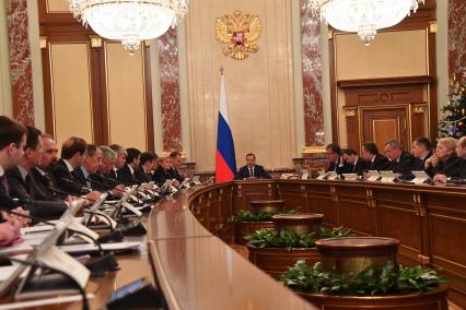 Москва.   Председатель правительства РФ Дмитрий Медведев (в центре) проводит заседание кабинета министров РФ в Доме правительства РФ.