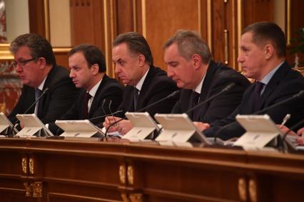 Москва. Вице-премьер РФ, руководитель аппарата правительства РФ Сергей Приходько, заместитель председателя правительства РФ Аркадий Дворкович, вице-премьер РФ Виталий Мутко, вице-премьер РФ Дмитрий Рогозин и вице-премьер РФ, полномочный представитель президента РФ в Дальневосточном федеральном округе Юрий Трутнев (слева направо) на заседании кабинета министров РФ в Доме правительства РФ.