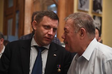 Москва. Глава ДНР Александр Захарченко и корреспондент `Комсомольской правды` Александр Гамов (справа) на съезде `Землячества Донбассовцев` в кинотеатре `Иллюзион`.