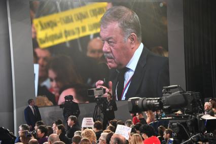 Москва. Корреспондент `Комсомольской правды` Александр Гамов задает вопрос президенту РФ Владимиру Путину во время большой ежегодной пресс-конференции президента России в Центре международной торговли на Красной Пресне.