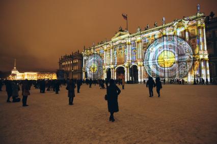 Санкт-Петербург. Мультимедийное 3D-mapping представление `Мистерия света` на фасаде Зимнего дворца на Дворцовой площади в честь Дня Эрмитажа.