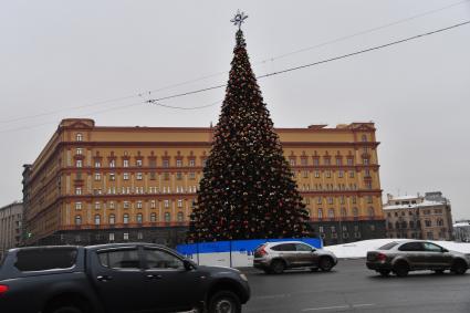 Москва. Новогодняя ель  на Лубянской площади.