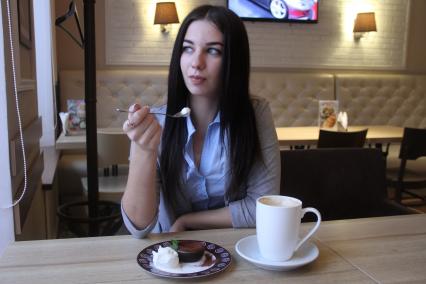 Нижний Новгород. Девушка в кафе.