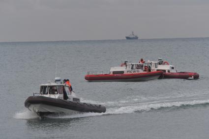 Сочи. Поисково-спасательные работы у побережья Черного моря, где потерпел крушение самолет Ту-154 Минобороны РФ.