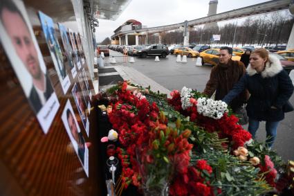 Москва.  Москвичи несут цветы к телецентру `Останкино` в память о журналистах Первого канала, телеканалов НТВ и `Звезда`, погибших при крушении самолета ТУ-154 Минобороны РФ у побережья Черного моря в Сочи.