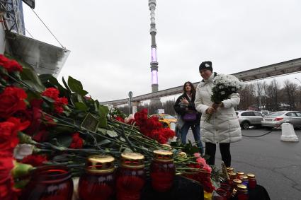 Москва.  Москвичи несут цветы к телецентру `Останкино` в память о журналистах Первого канала, телеканалов НТВ и `Звезда`, погибших при крушении самолета ТУ-154 Минобороны РФ у побережья Черного моря в Сочи.