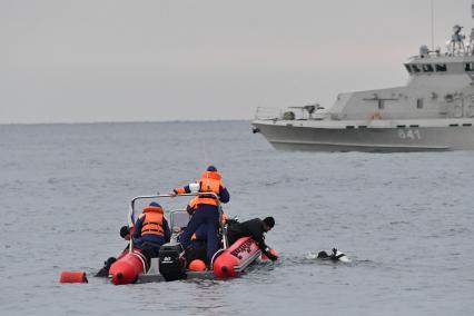 Сочи. Поисковые работы у побережья Черного моря, где потерпел крушение самолет Ту-154 Минобороны РФ.  Справа - Сторожевой корабль `СКР-66`.