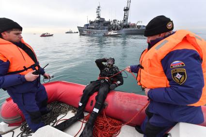 Сочи. Поисковые работы у побережья Черного моря, где потерпел крушение самолет Ту-154 Минобороны РФ.