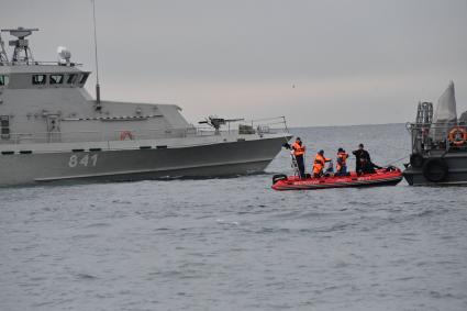 Сочи. Поисковые работы у побережья Черного моря, где потерпел крушение самолет Ту-154 Минобороны РФ. Слева - Сторожевой корабль `СКР-66`.